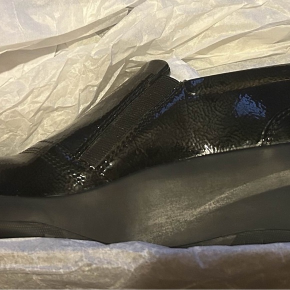 Clarks • Women's Suttyn Zip Loafer - Picture 7 of 7